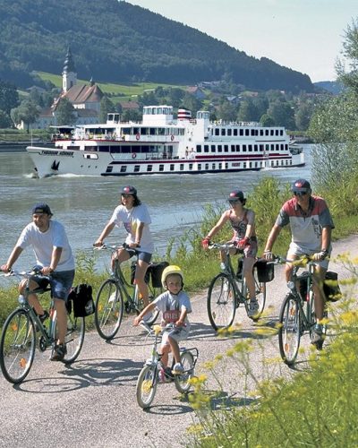 CYCLE TOUR ALONG THE DANUBE